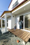 ウッドデッキは両側を壁とし、室内・屋外の中間の内外一体空間とし、「家」と「庭」を楽しめるものにしました。 ウッドデッキ