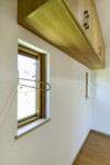 間仕切りを行った先の部屋に洗濯物を干すスペースがあるので急な来客でも安心です。 室内物干し金物