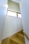 階段中間に窓を設けることで、1階にも2階にも風が通り夏のエアコン代などを節約できます。 階段