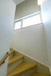 階段中間の窓は1階・2階の通風も取れます。 階段