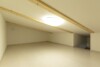 屋根の傾斜を活かし広いスペースを確保。屋根で断熱しているので快適な空間です。 屋根裏部屋