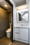 トイレ横に独立した洗面化粧台があるので便利です。 トイレと洗面化粧台