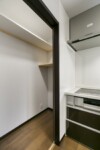 キッチン奥にパントリーを設け、食材保管庫として利用できるようにしています。 キッチンパントリー