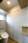 2階のトイレにはちょっとした小物が置ける棚を設置しました。 トイレ