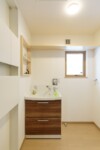 パウダールームには壁埋込収納やニッチ、窓上など収納もたっぷり。 パウダールーム