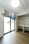 天井埋込の物干しで洗濯もたっぷり干すことができます。 1F洋室